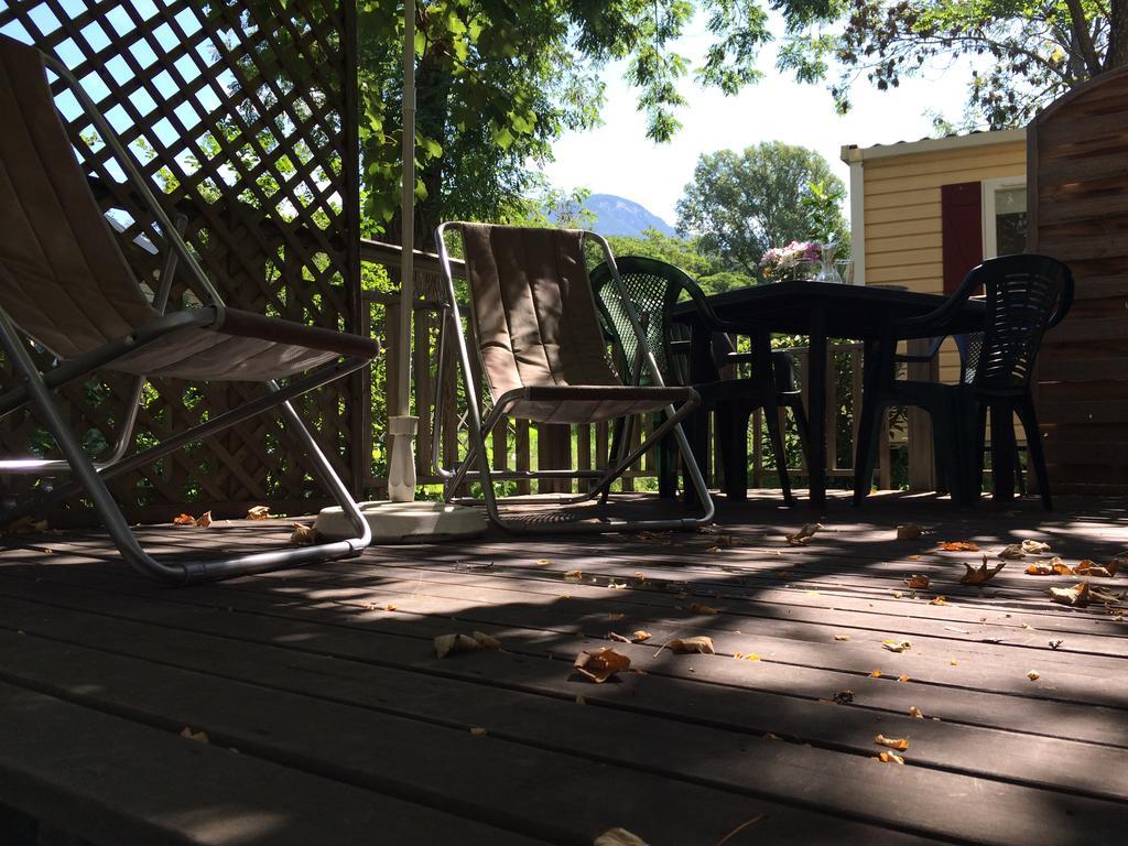 埃姆布能 Camping Les Grillons酒店 外观 照片